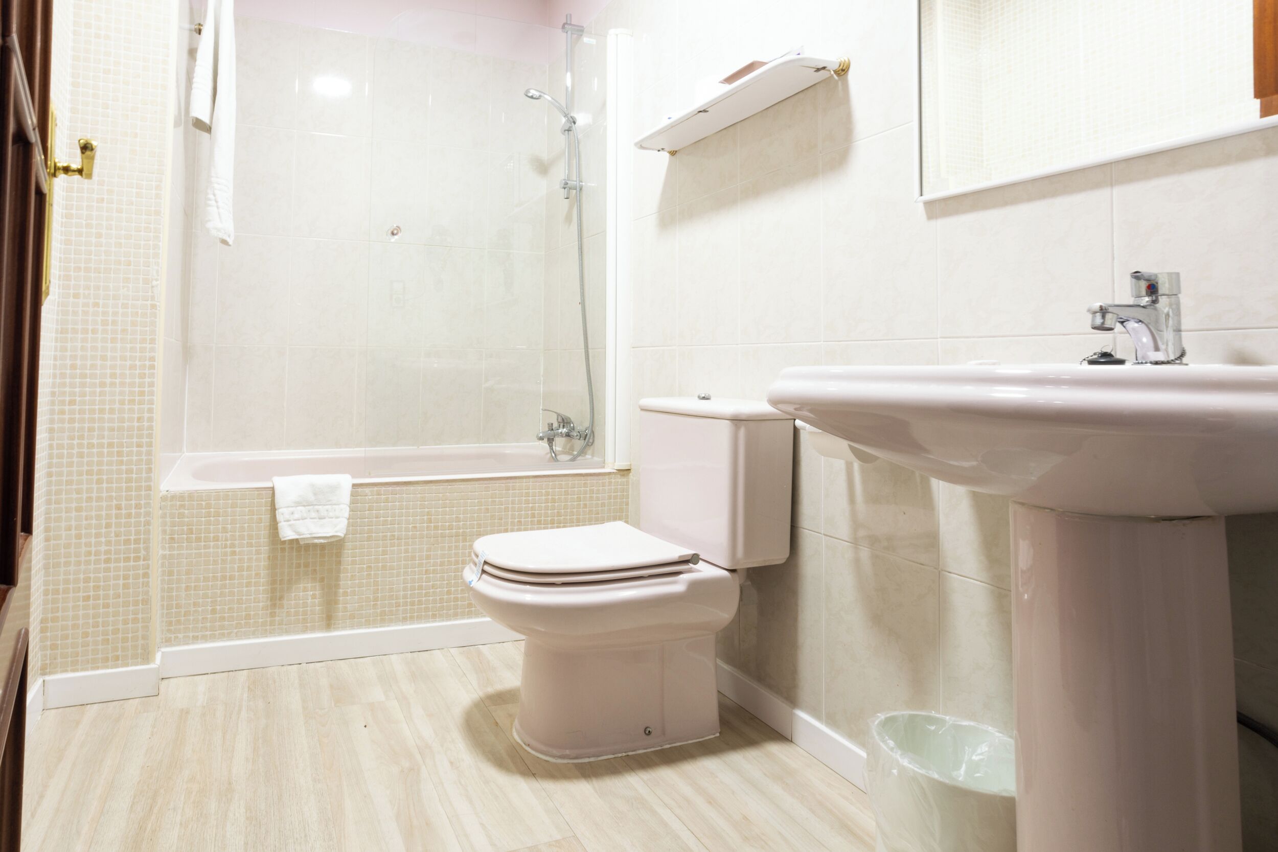 Un baño con inodoro, lavamanos y ducha.