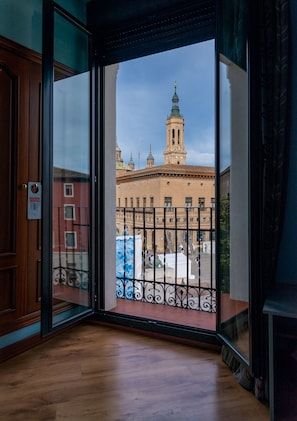 Double Room, City View | Minibar, in-room safe, desk, soundproofing