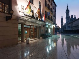 住宿正面 - 傍晚/夜晚