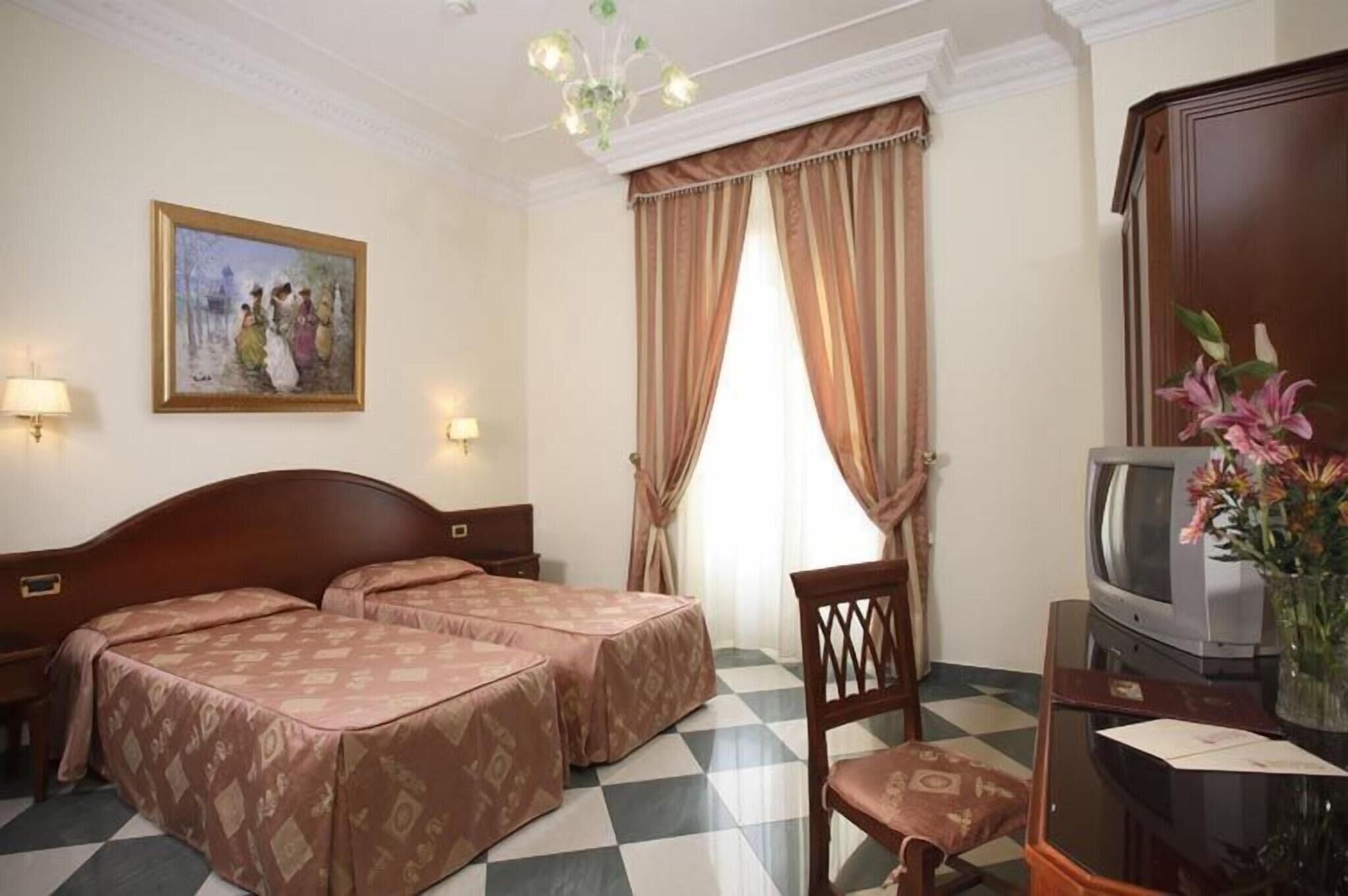 Minibar, in-room safe, desk, WiFi (free)