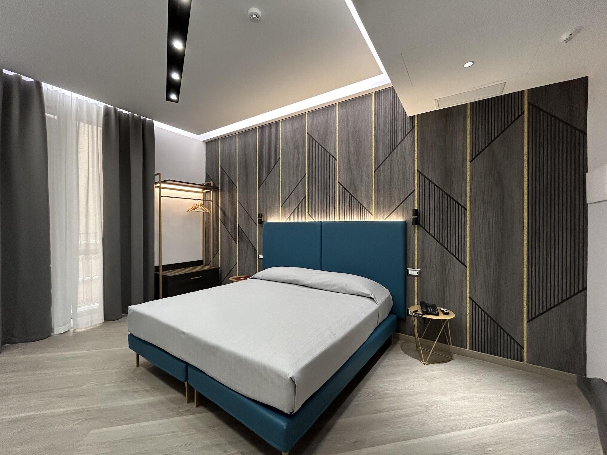 Minibar, in-room safe, desk, WiFi (free)