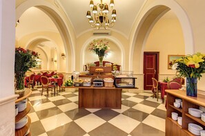 Desayuno buffet (EUR 15 por persona) 