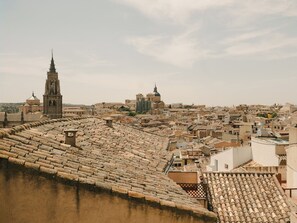 Un paisaje urbano con una imponente torre de iglesia y un gran anfiteatro vacío.