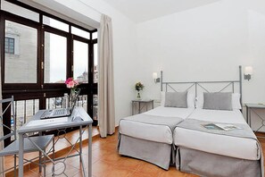 Skrivebord, strykejern/-brett, wi-fi (inkludert) og sengetøy