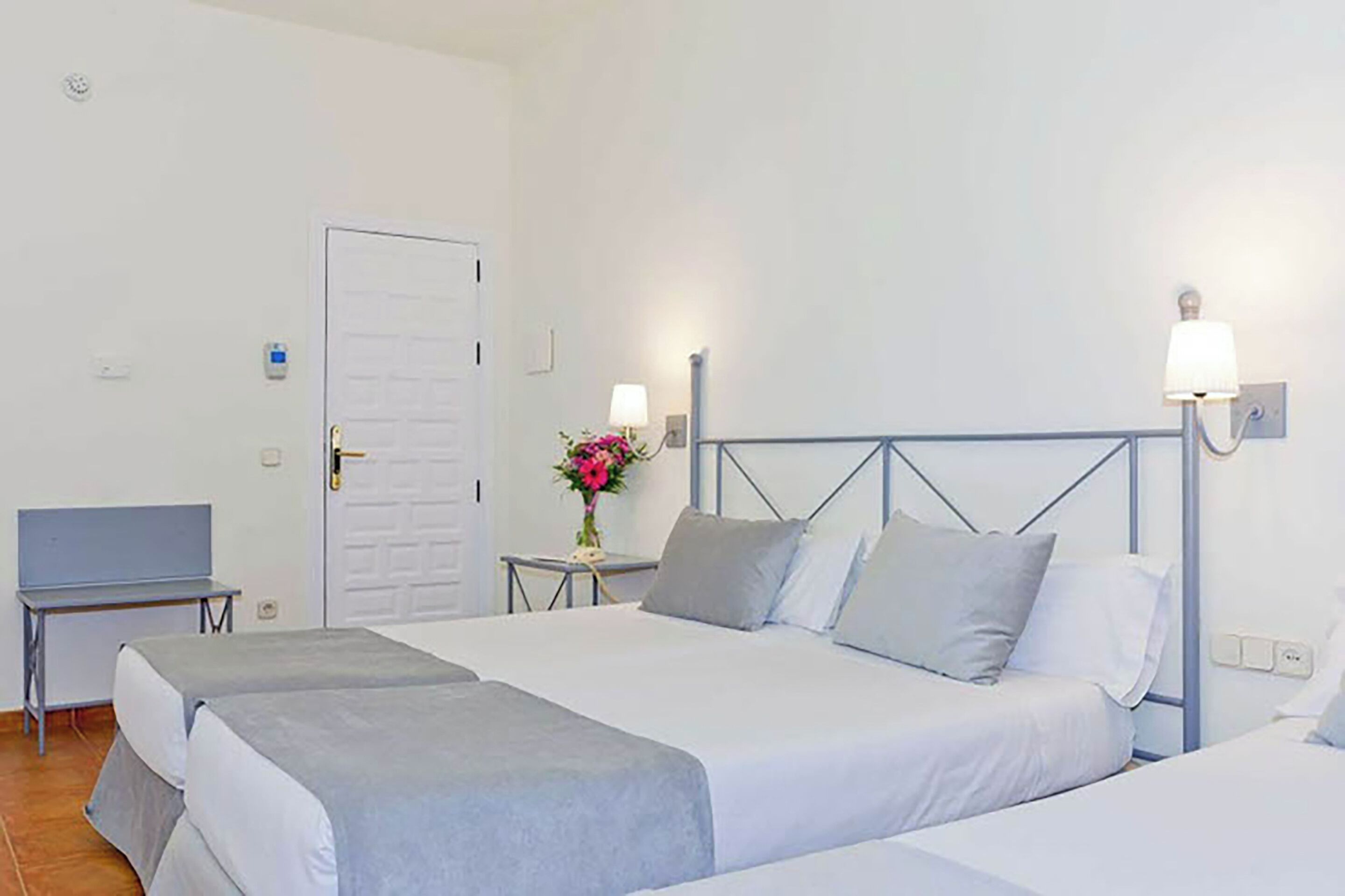 Kamar Triple | Meja kerja, setrika/meja setrika, Wi-Fi gratis, dan seprai linen