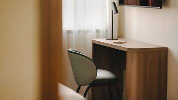 Chambre de base | Bureau, fer et planche à repasser, accès au Wi-Fi (inclus)