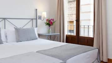 Habitación básica | Escritorio, tabla de planchar con plancha, wifi gratis y ropa de cama