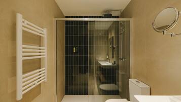 Een moderne badkamer met een douchecabine van glas, een wit toilet en een wastafel.