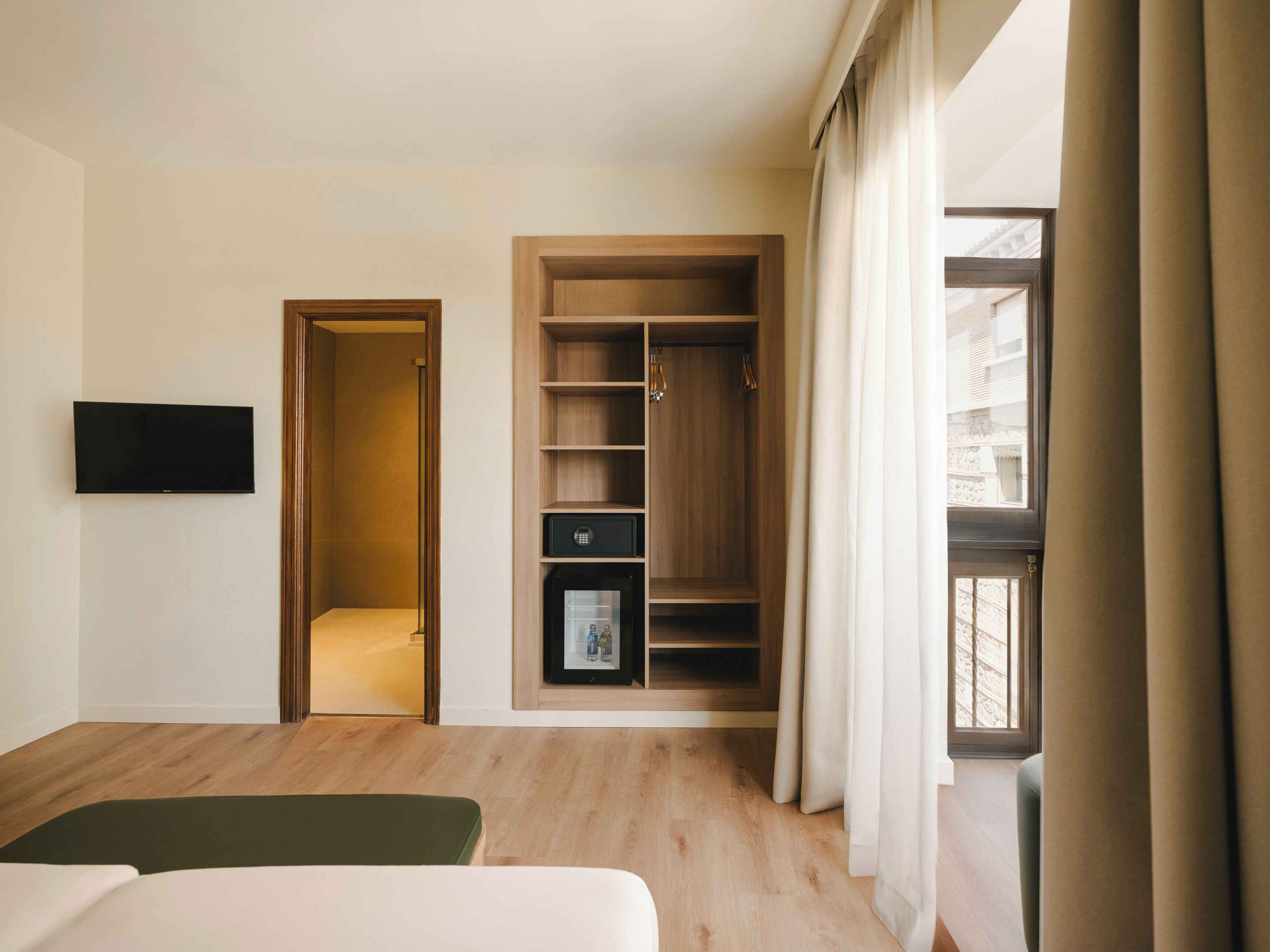 Classic Twin Room | Desk, iron/ironing board (on request), WiFi (free), bed sheets