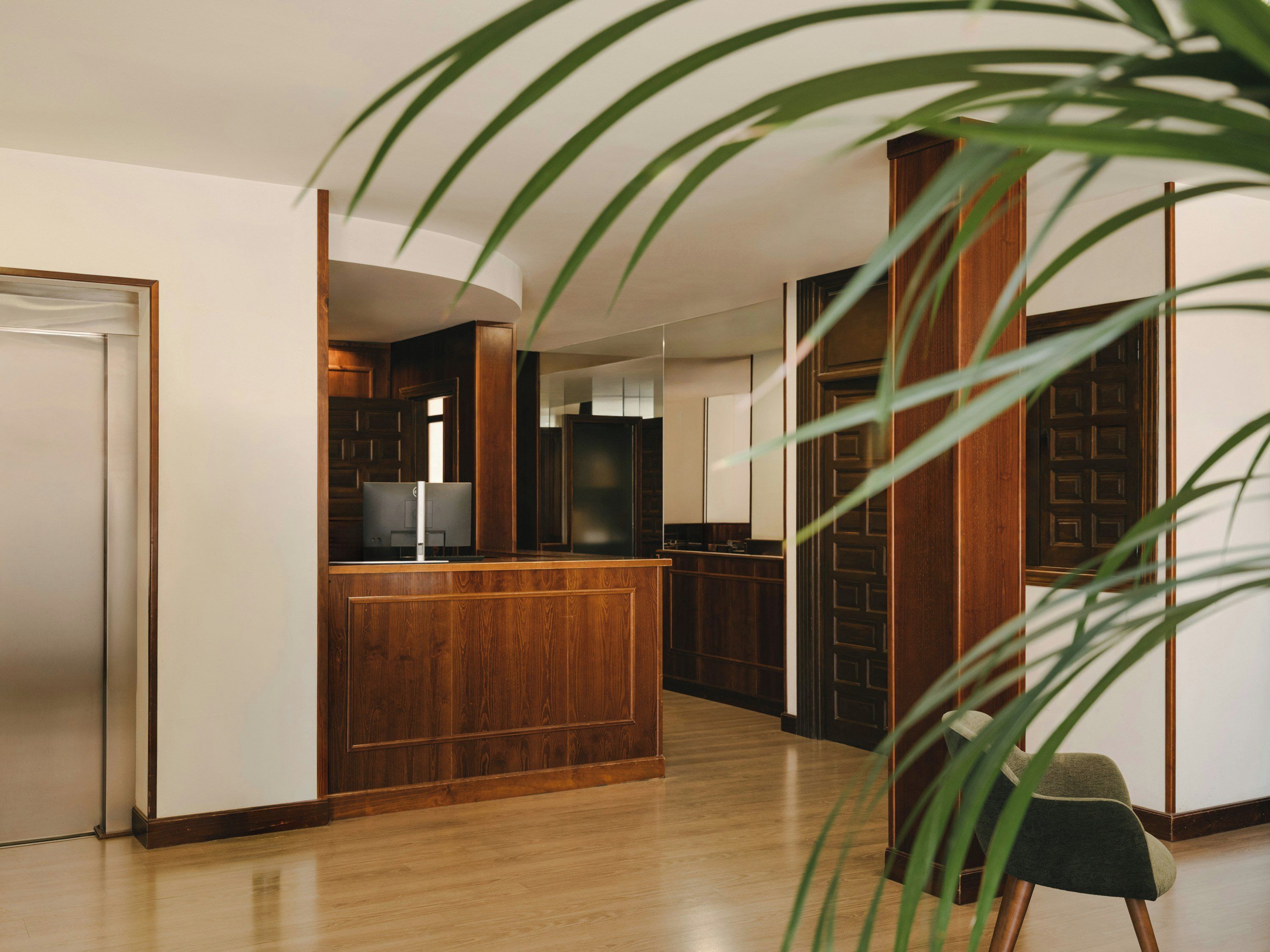 Een moderne keuken met houten kastjes, een centraal eiland en een inbouwkoelkast.