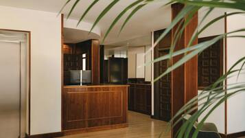 Een moderne keuken met houten kastjes, een centraal eiland en een inbouwkoelkast.