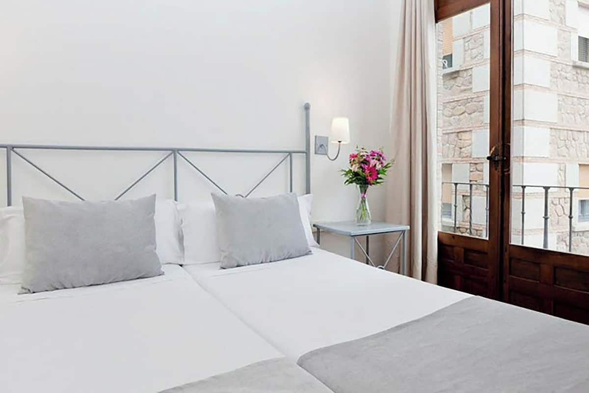 Kamar Basic | Meja kerja, setrika/meja setrika, Wi-Fi gratis, dan seprai linen