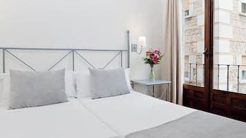 Bàn, bàn ủi/dụng cụ ủi quần áo, truy cập Internet không dây miễn phí