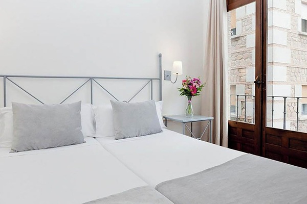 Desk, iron/ironing board (on request), WiFi (free), bed sheets