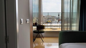 Premium bedding, down comforters, in-room safe, individually furnished - Hotel Trafalgar (Madrid)