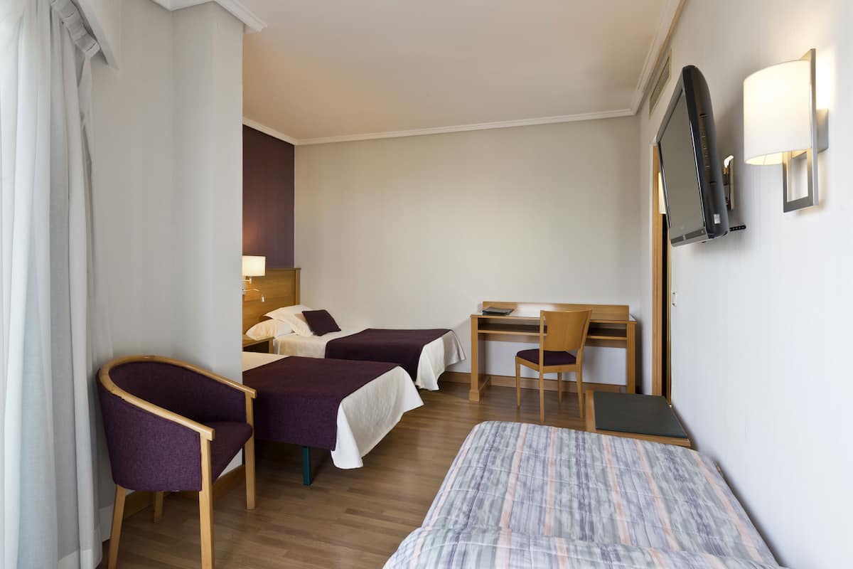 Habitación triple | Ropa de cama de alta calidad y edredón