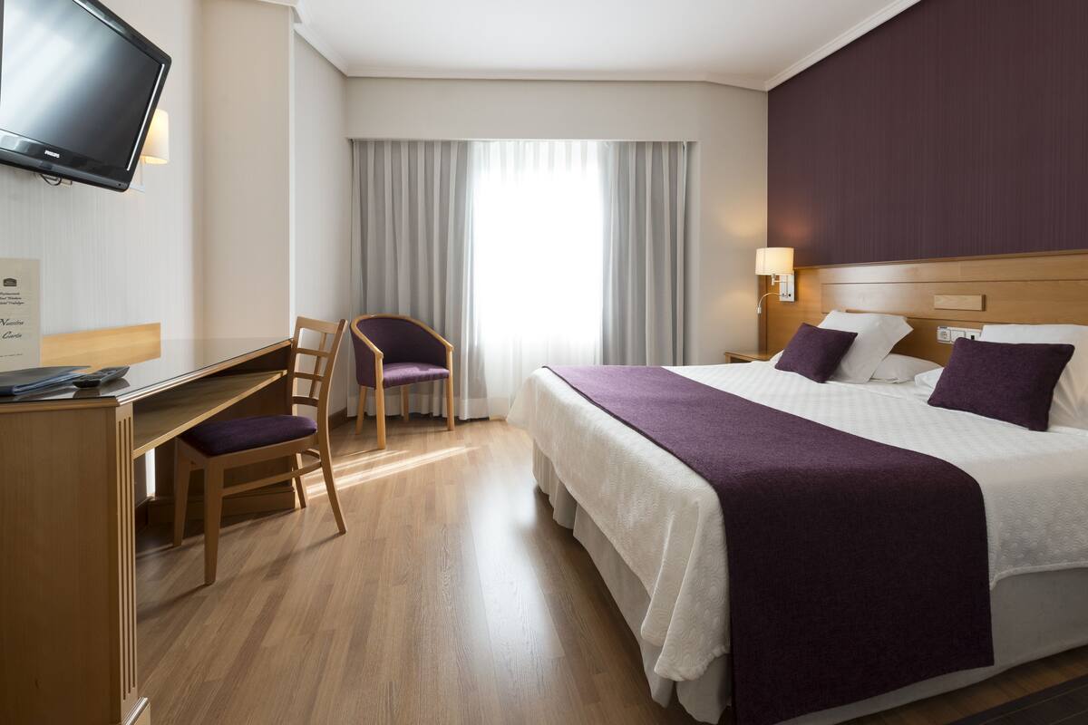 Premium bedding, down comforters, in-room safe, desk