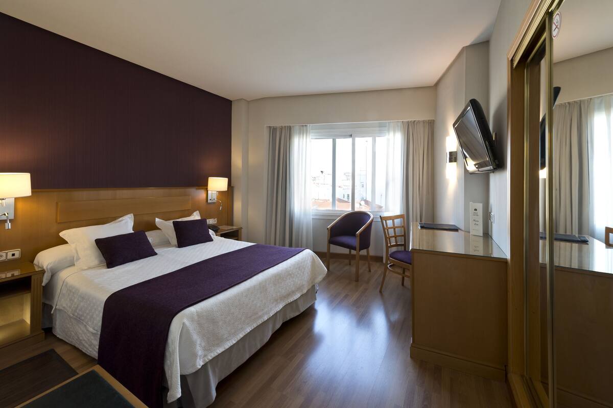 Premium bedding, down comforters, in-room safe, desk