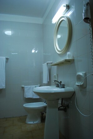 Economy Double or Twin Room | Bathroom | Shower, rainfall showerhead, free toiletries, hair dryer