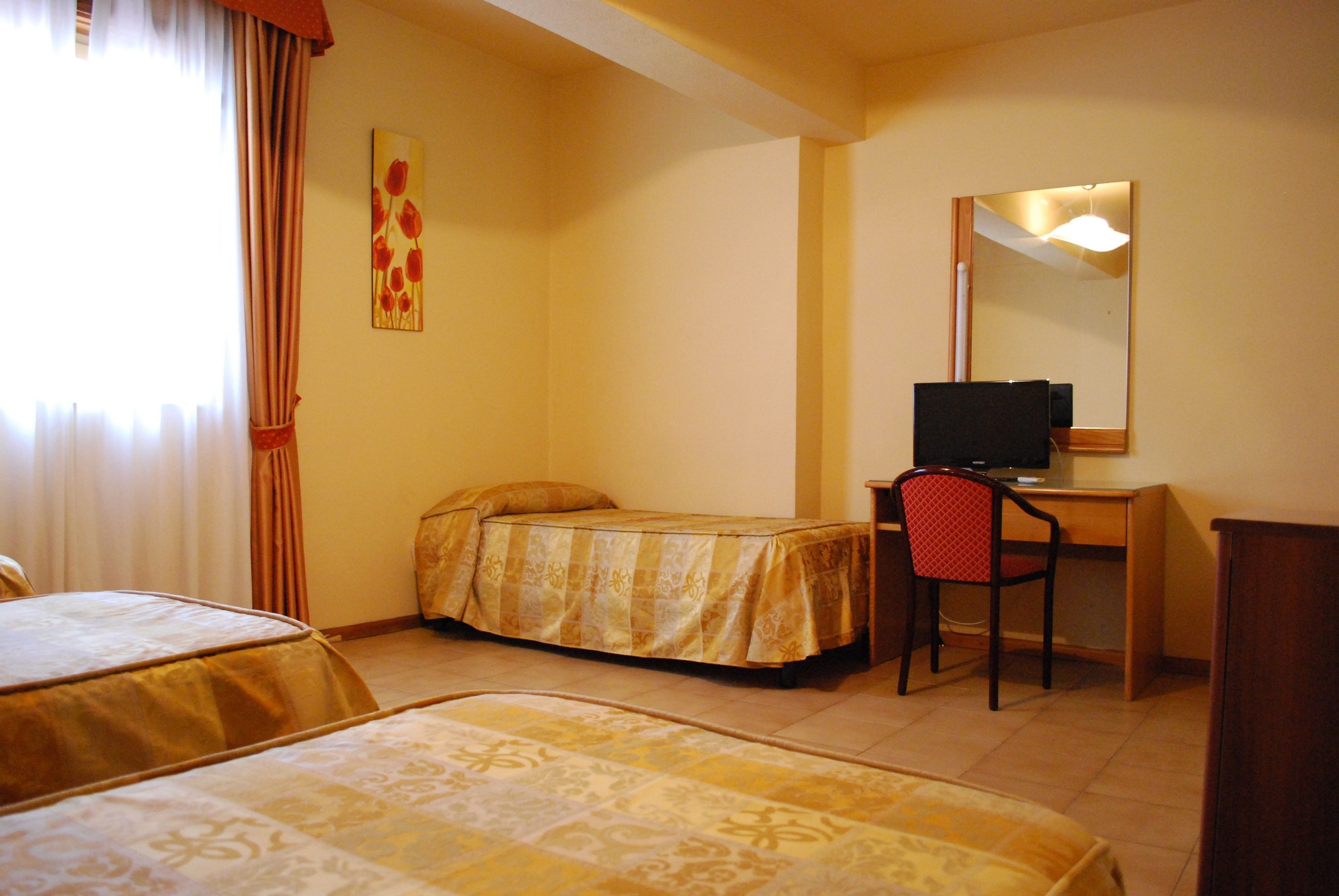 Economy-Dreibettzimmer | Daunenbettdecken, Schreibtisch, Verdunkelungsvorhänge