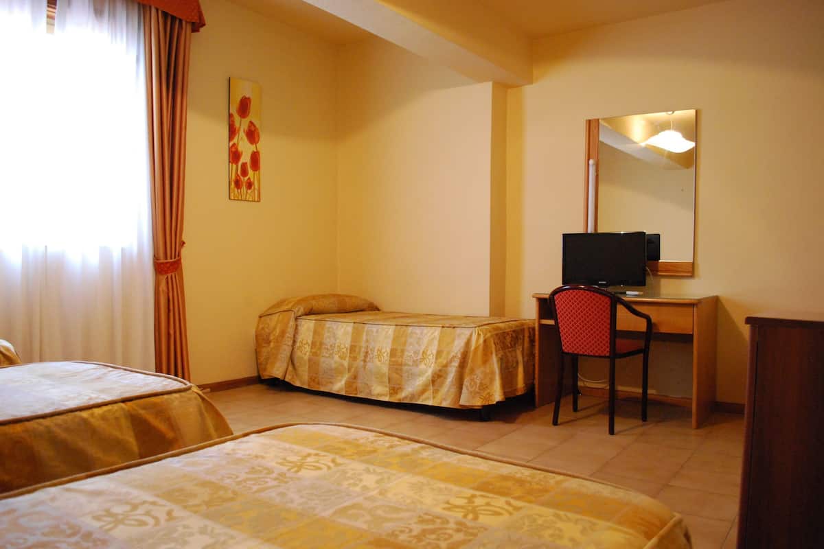 Economy-Dreibettzimmer | Daunenbettdecken, Schreibtisch, Verdunkelungsvorhänge