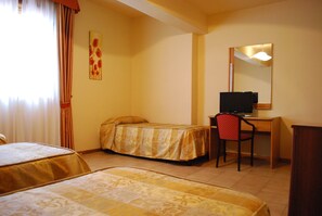 Økonomi-tremannshytte | Dundyner, skrivebord, blendingsgardiner og strykejern/-brett