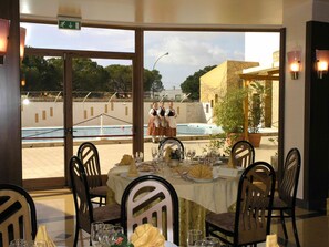 Frühstück, Mittagessen, Abendessen, Blick auf den Pool