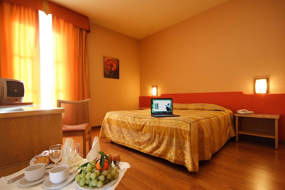 Desk, blackout drapes, iron/ironing board, free WiFi