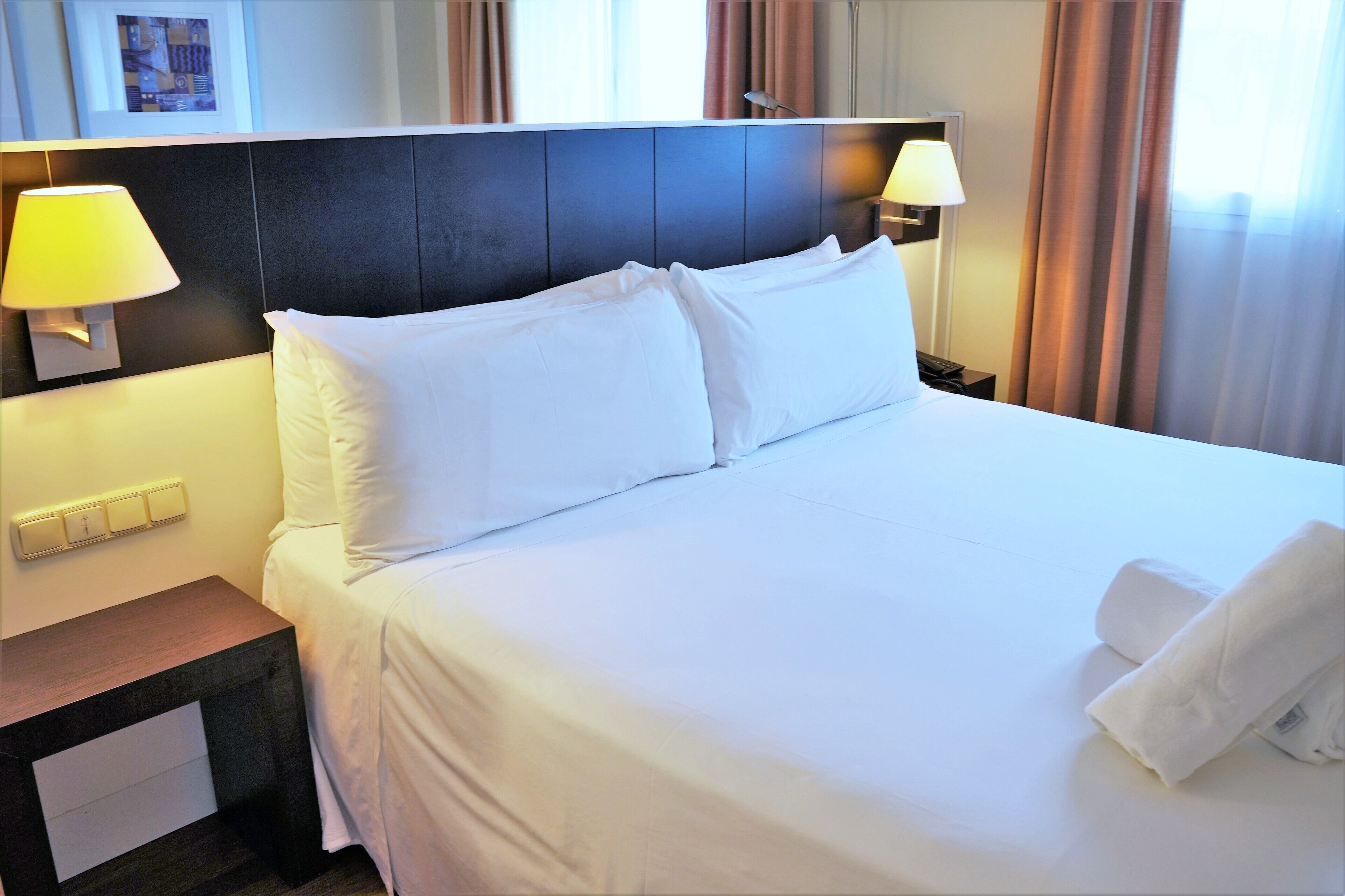 1 bedroom, down duvets, minibar, desk