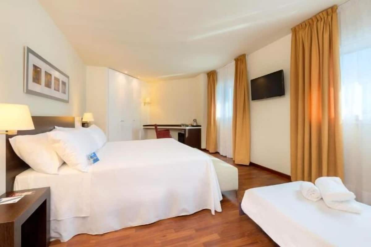 1 bedroom, down duvets, minibar, desk