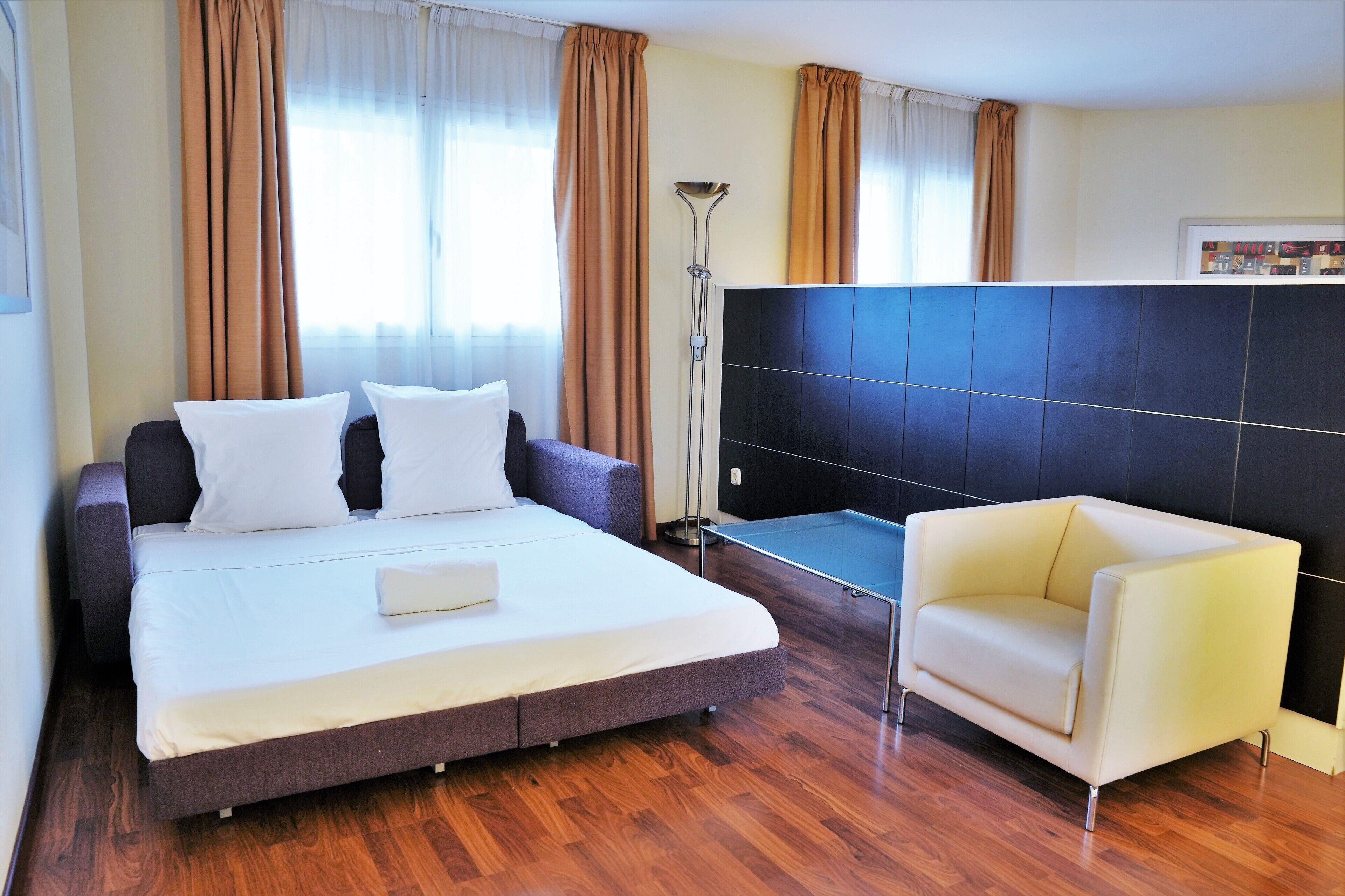 1 bedroom, down duvets, minibar, desk