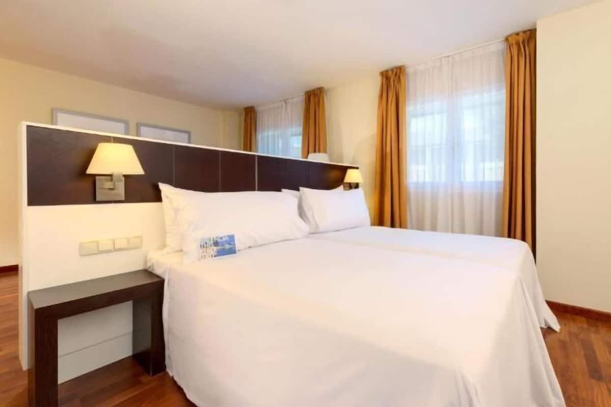 1 bedroom, down duvets, minibar, desk
