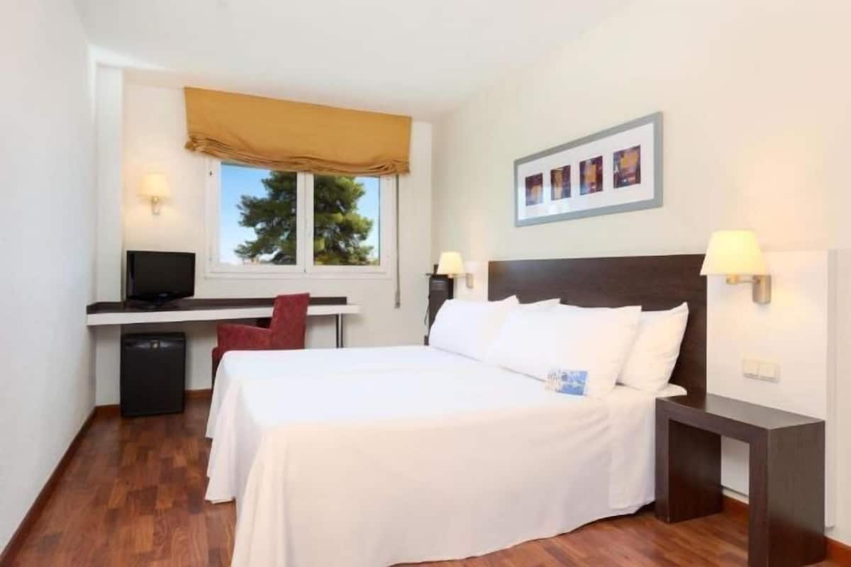 1 bedroom, down duvets, minibar, desk