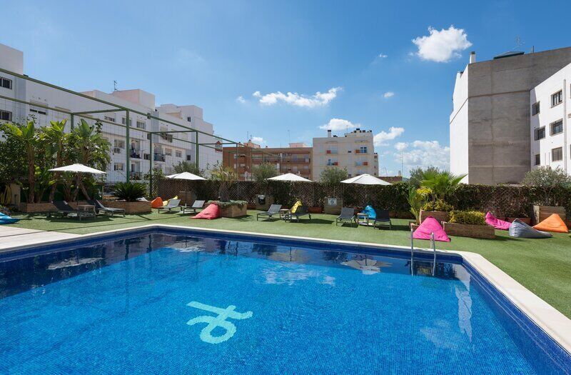 Una piscina al aire libre (de 10:00 a 21:00), sombrillas, tumbonas