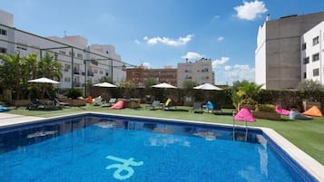 Una piscina al aire libre (de 10:00 a 21:00), sombrillas, tumbonas