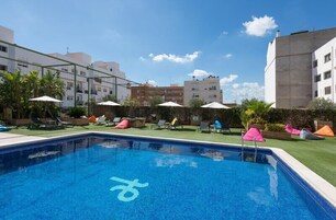 Una piscina al aire libre (de 10:00 a 21:00), sombrillas, tumbonas