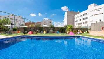 Piscine extérieure, parasols de plage, chaises longues