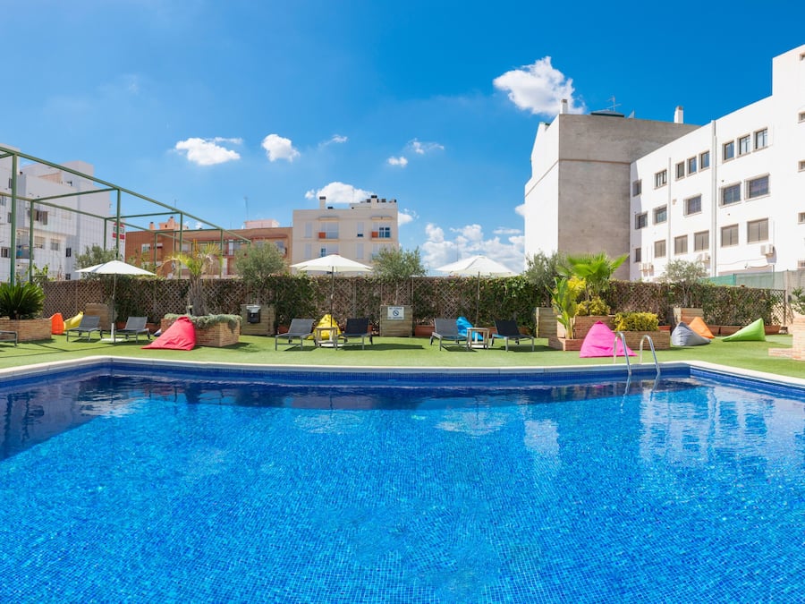 Una piscina al aire libre (de 10:00 a 21:00), sombrillas, tumbonas