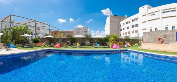 室外泳池；泳池傘、躺椅