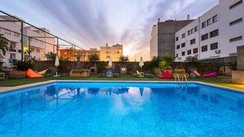 Outdoor pool, pool umbrellas, sun loungers