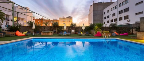 Outdoor pool, pool umbrellas, sun loungers