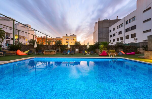 Outdoor pool, pool umbrellas, sun loungers