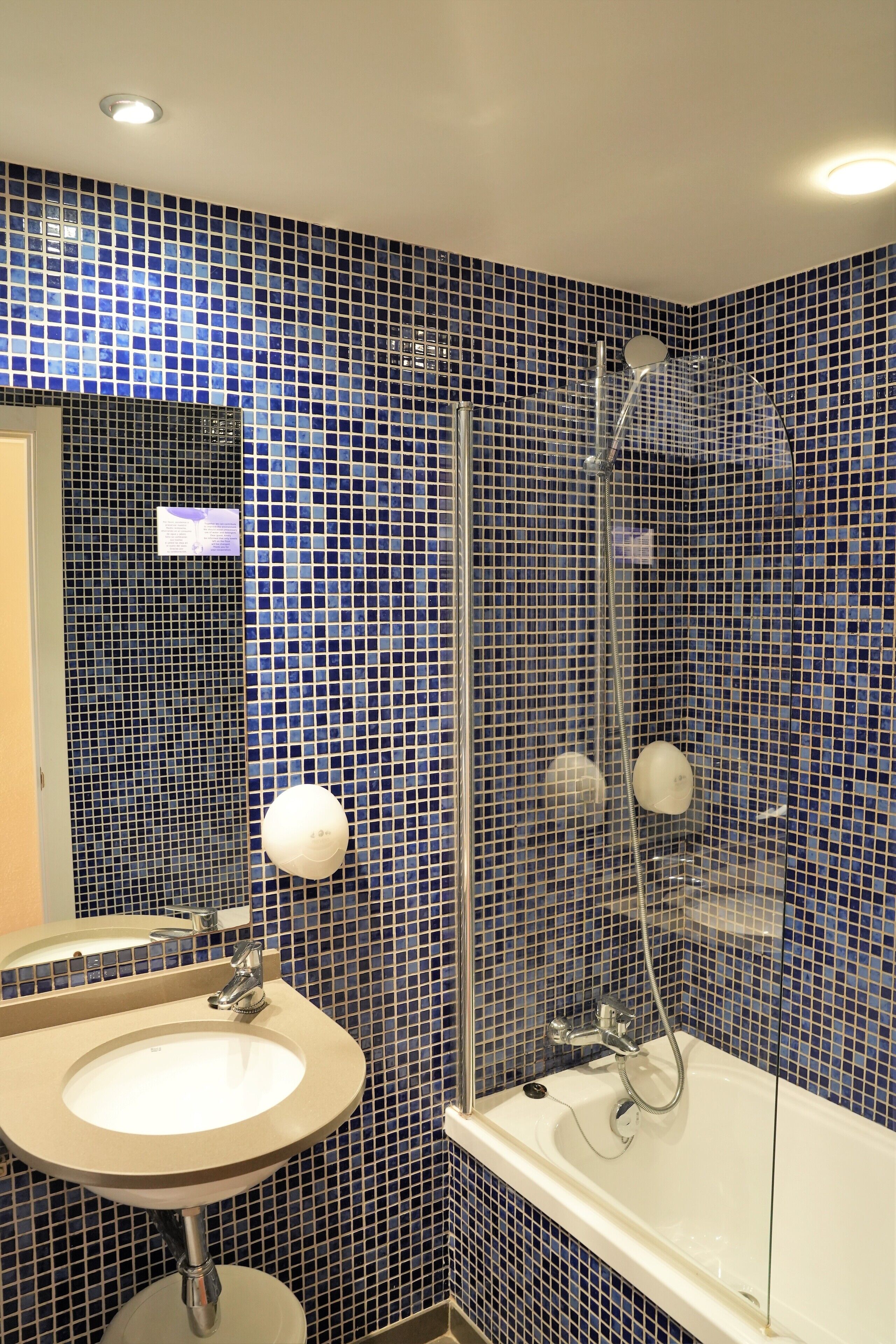 Banheira de imersão, produtos de toalete grátis, secador de cabelo 