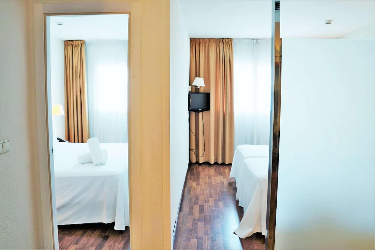 1 soveværelse, dundyner, minibar, skrivebord