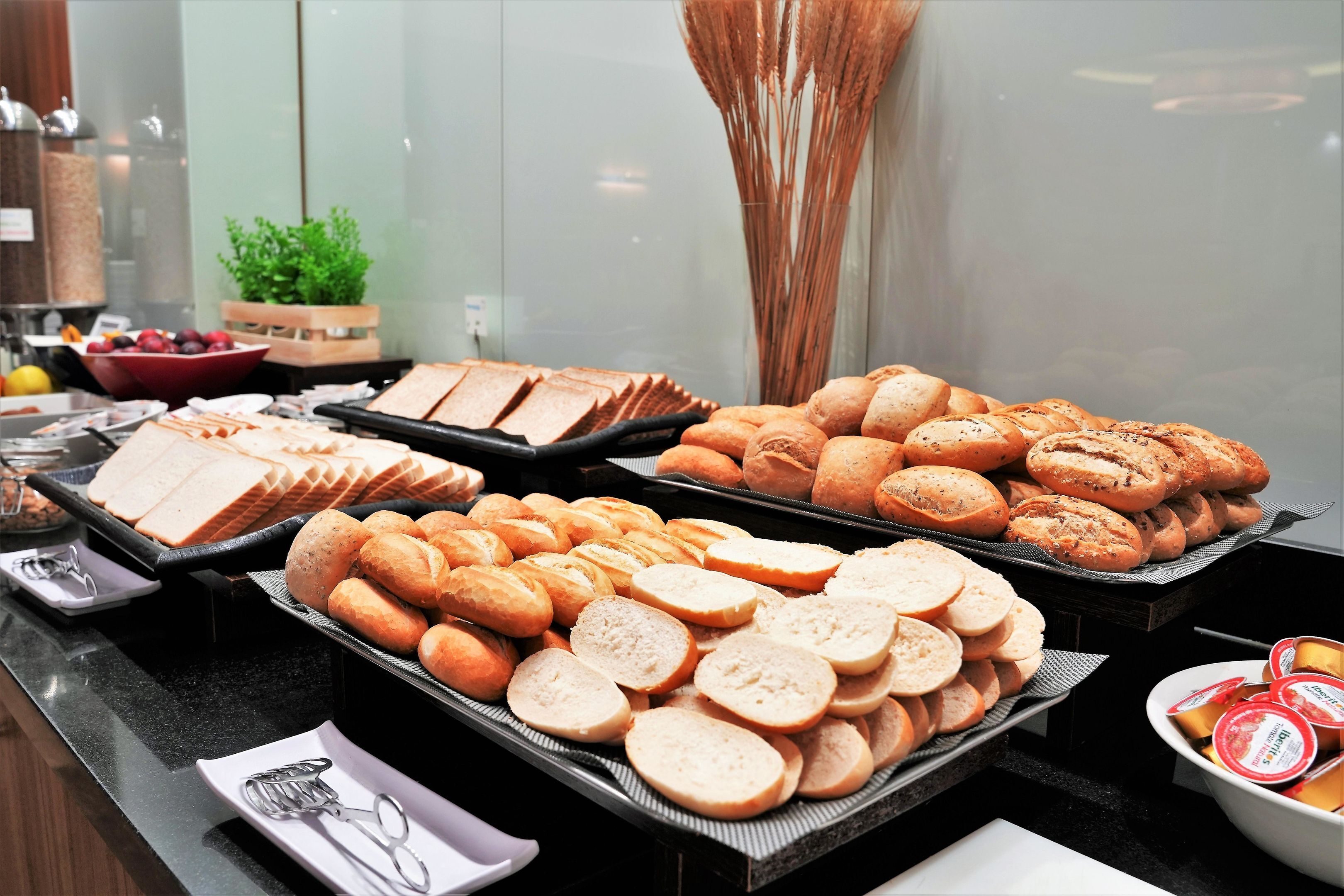 Ein Buffet mit verschiedenen Brotsorten und Backwaren.