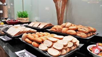 Ein Buffet mit verschiedenen Brotsorten und Backwaren.