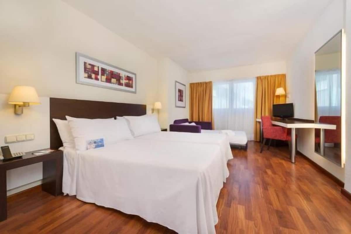 1 bedroom, down duvets, minibar, desk