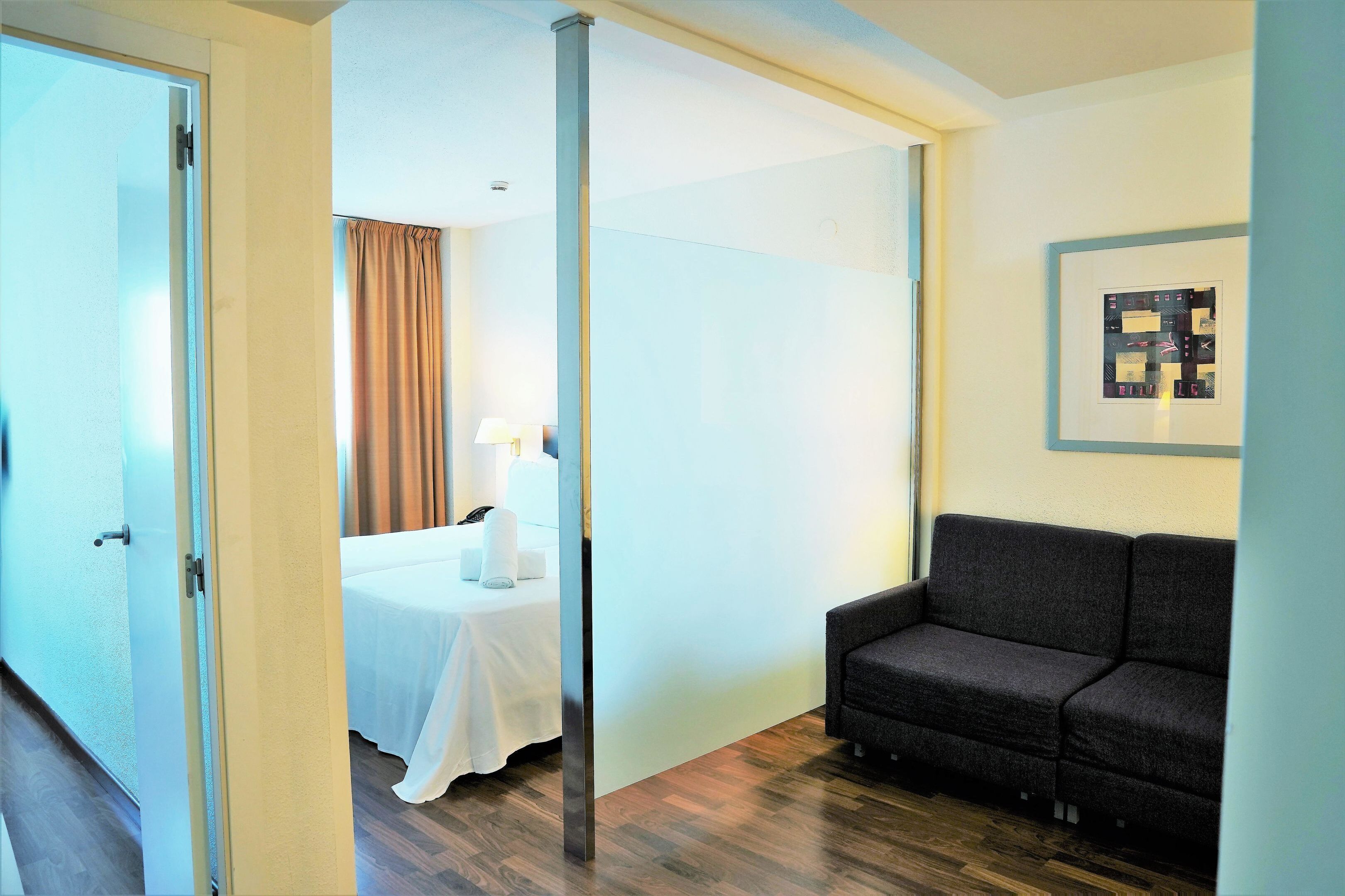 Edredons de pluma, frigobar, escrivaninha