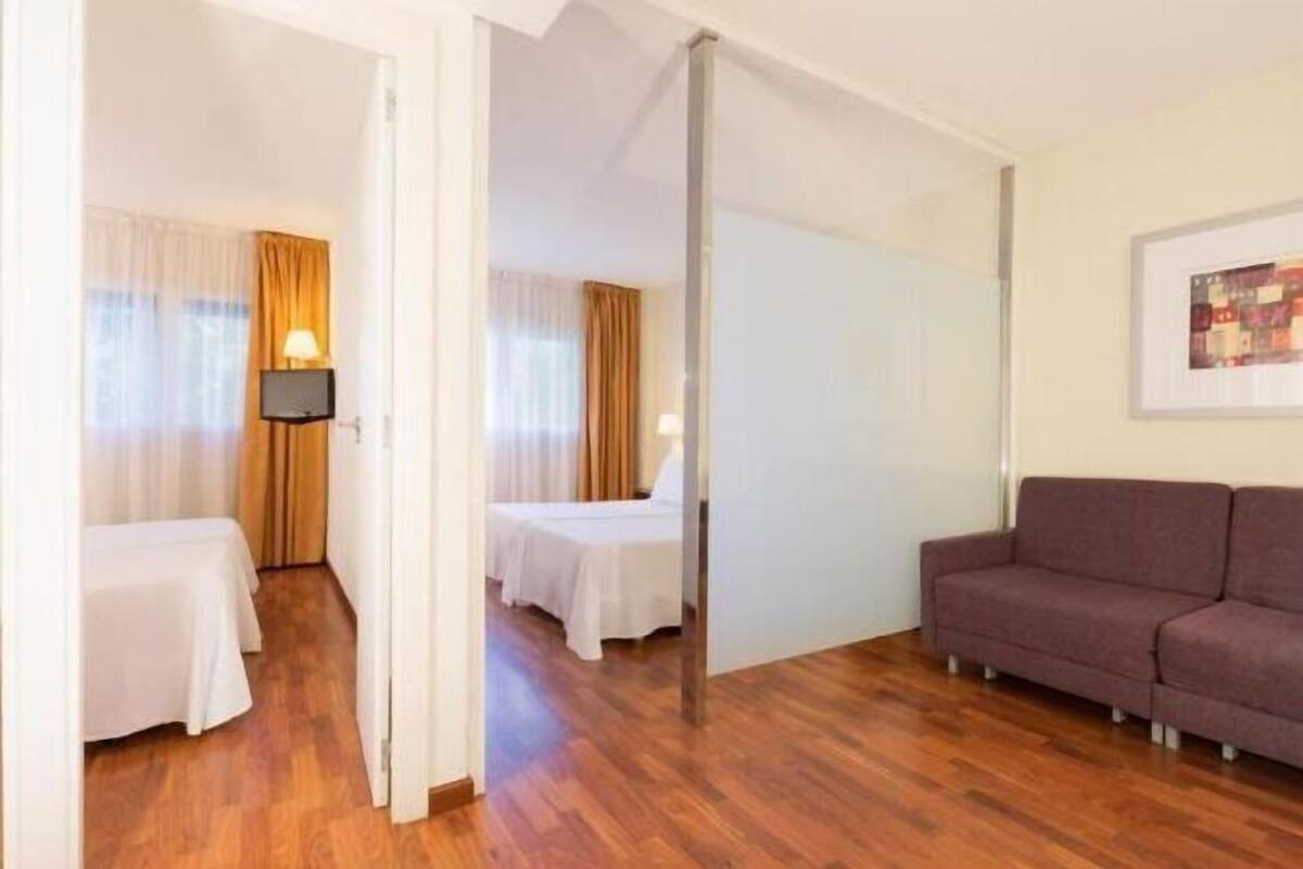 1 bedroom, down duvets, minibar, desk