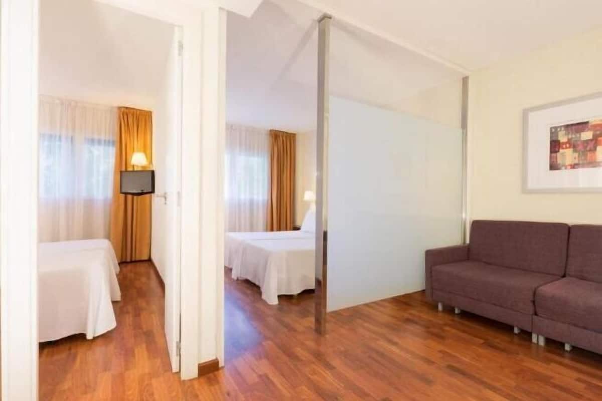 Edredón, minibar, escritorio y espacio para trabajar con laptop